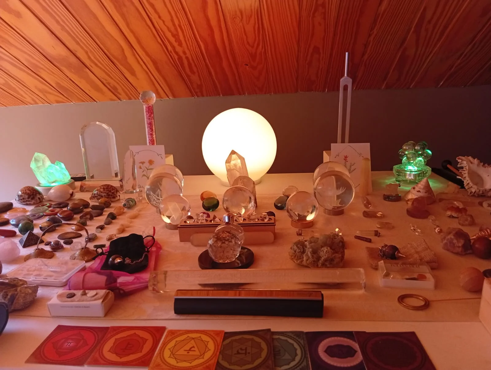 Colección de cristales, minerales y cartas de chakras en Belleza y Bienestar Darha