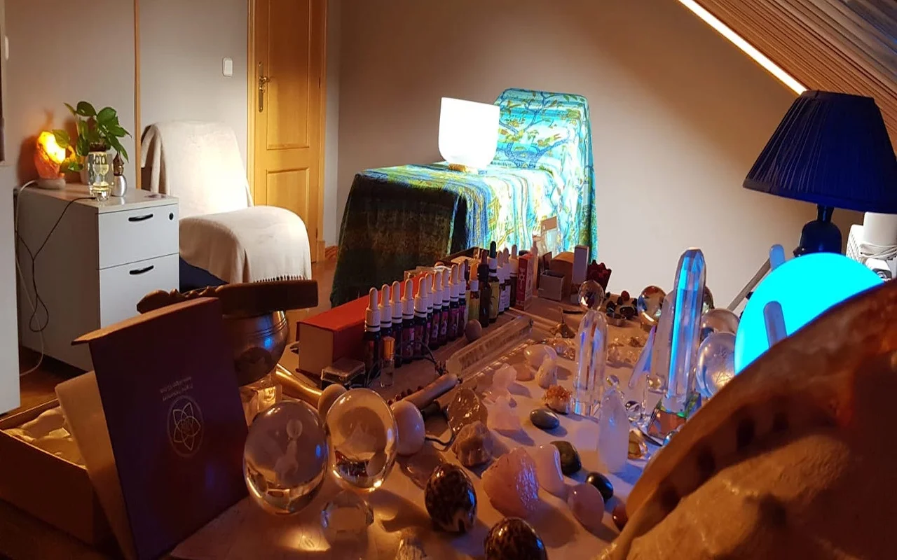 Sala de armonización de Belleza y Bienestar Darha con cristales y minerales
